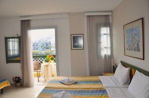 Klassieke driepersoonskamer, balkon, uitzicht op de stad | Een kluis op de kamer, geluiddichte muren, gratis wifi