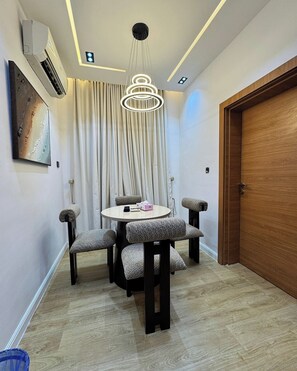 Apartamento familiar, balcón, vistas a la ciudad | Comedor