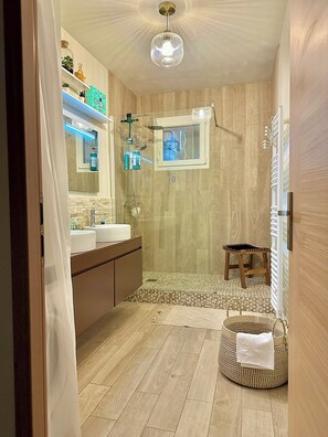 Shower, hair dryer, towels, soap - Aix downtown, large apartment, maximum comfort, air conditioning, free parking (Aix-en-Provence)