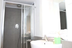 Dusche, Haartrockner, Handtücher, Seife