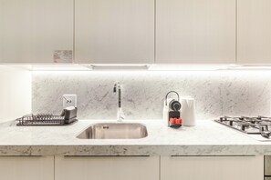 Microwave, oven, stovetop, dishwasher - Art Apartment Oltrarno -Live Florence like a Florentine (Firenze)