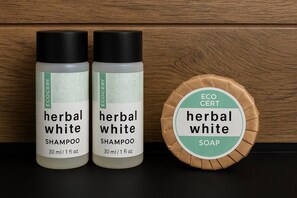 Sèche-cheveux, serviettes fournies, savon, papier toilette