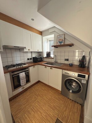 雪櫃、微波爐、焗爐、爐具