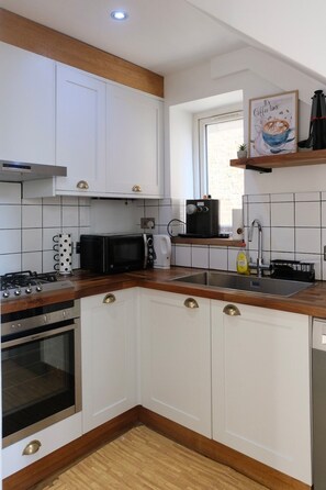 Fridge, microwave, oven, stovetop - London 2 bed | Iconic Abbey Road | Zone 2 (London)