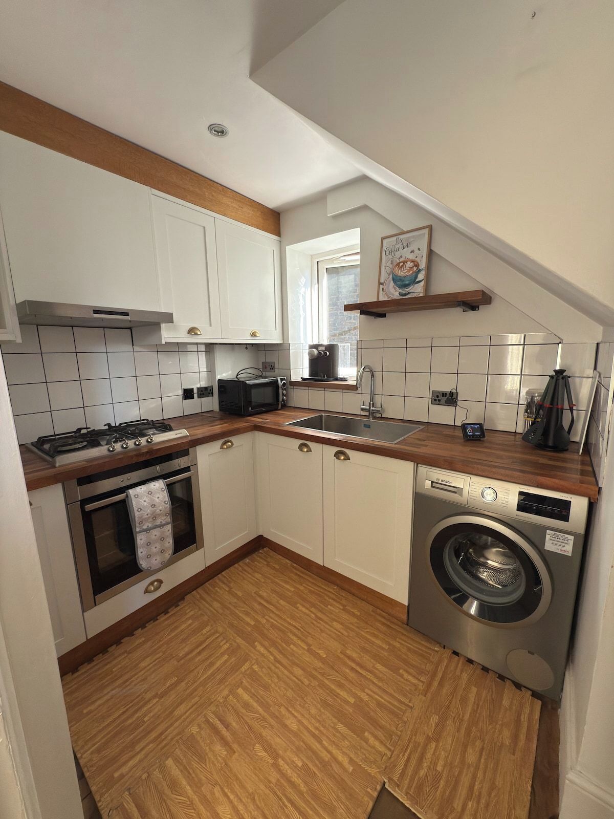 Coffee/tea maker, fridge, microwave, oven
