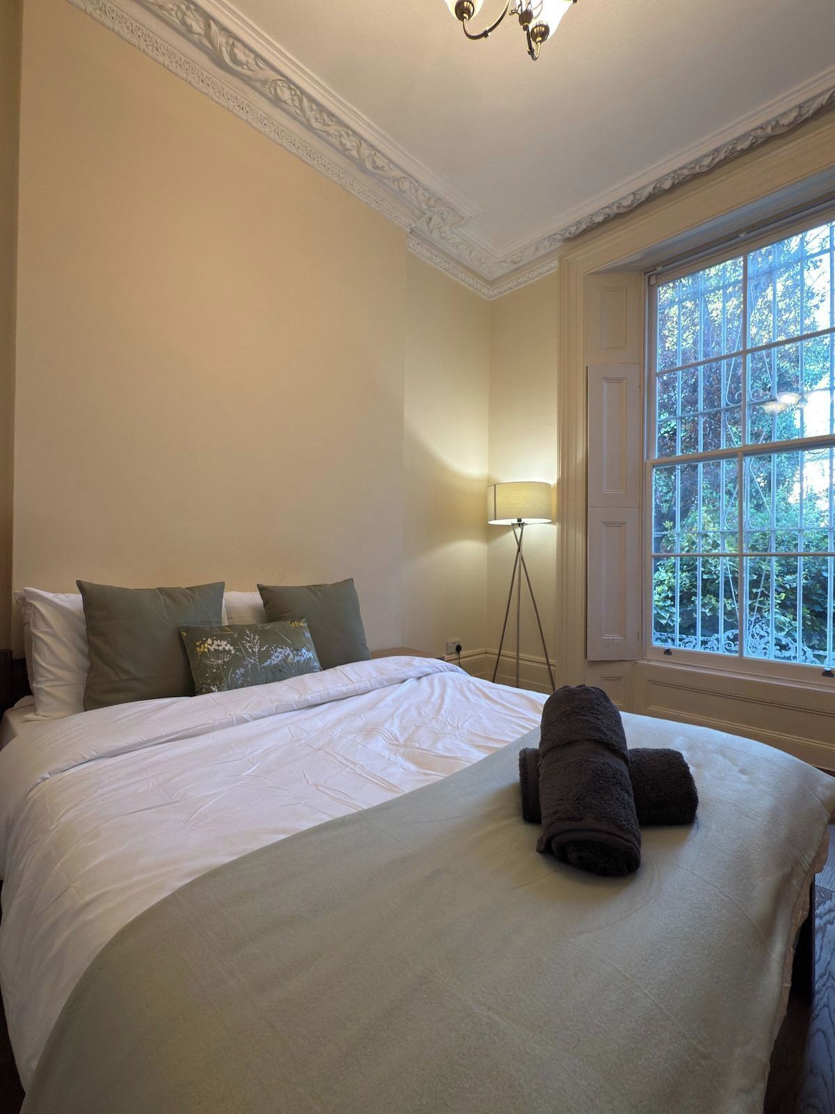 2 bedrooms, iron/ironing board, internet, bed sheets