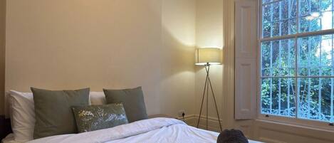 2 bedrooms, iron/ironing board, internet, bed sheets