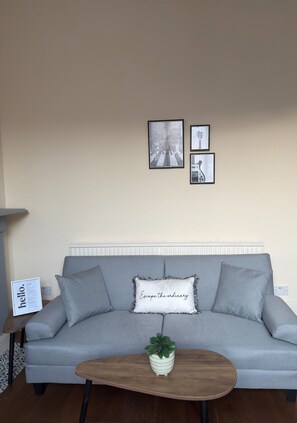 TV, fireplace - London 2 bed | Iconic Abbey Road | Zone 2 (London)