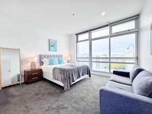 2 bedrooms, iron/ironing board, WiFi, bed sheets - Free Parking Spacious 2BR Apt Walk to Sky Tower (Auckland)