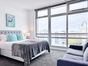 2 bedrooms, iron/ironing board, WiFi, bed sheets - Free Parking Spacious 2BR Apt Walk to Sky Tower (Auckland)