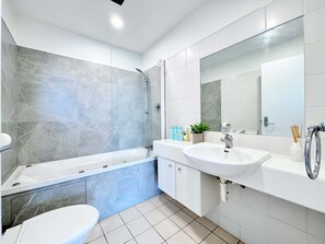 Shower, hair dryer, towels - Free Parking Spacious 2BR Apt Walk to Sky Tower (Auckland)