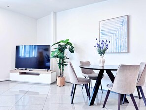 Dining - Free Parking Spacious 2BR Apt Walk to Sky Tower (Auckland)