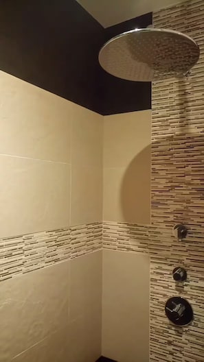 Douche, sèche-cheveux, serviettes fournies, savon