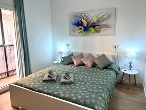 1 dormitorio, tabla de planchar con plancha, wifi y ropa de cama