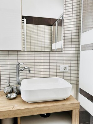 シャワー、ヘアドライヤー、ビデ、タオル