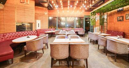 Super Townhouse Oak Silver City Chowk