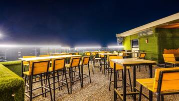 Rumah | Tempat makan outdoor