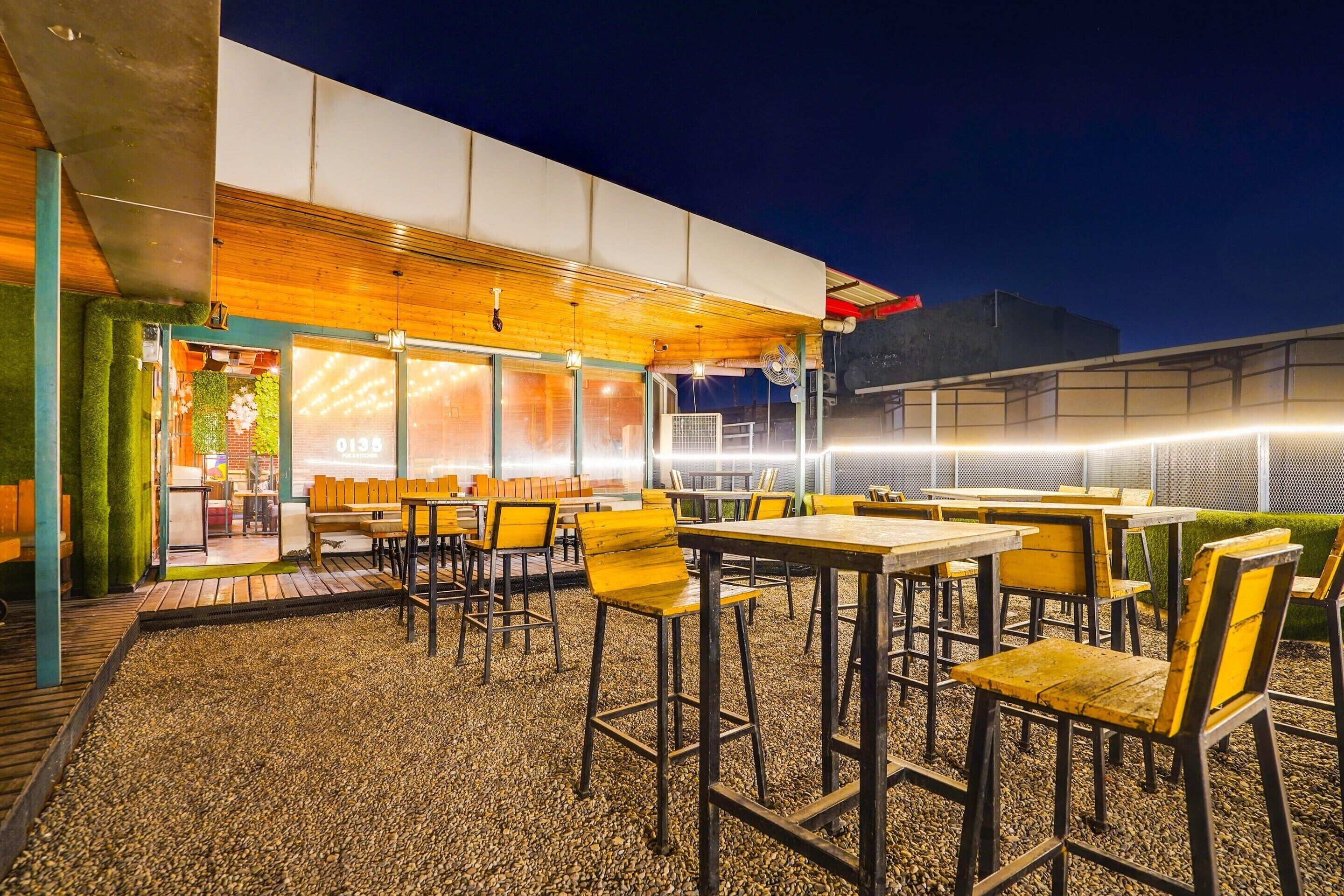 House | Tempat makan luar