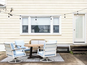 Outdoor dining - Stay Newport Proudly Presents Between Beaches (Middletown)