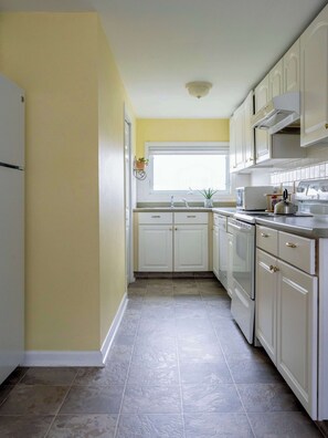 Fridge, microwave, oven, stovetop - Between Beaches (Middletown)