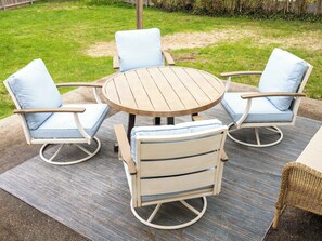 Outdoor dining - Stay Newport Proudly Presents Between Beaches (Middletown)