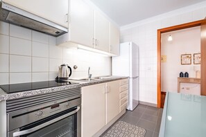 Fridge, microwave, oven, coffee/tea maker