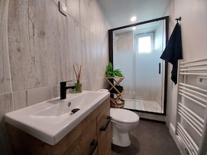 Dusche, Haartrockner, Handtücher