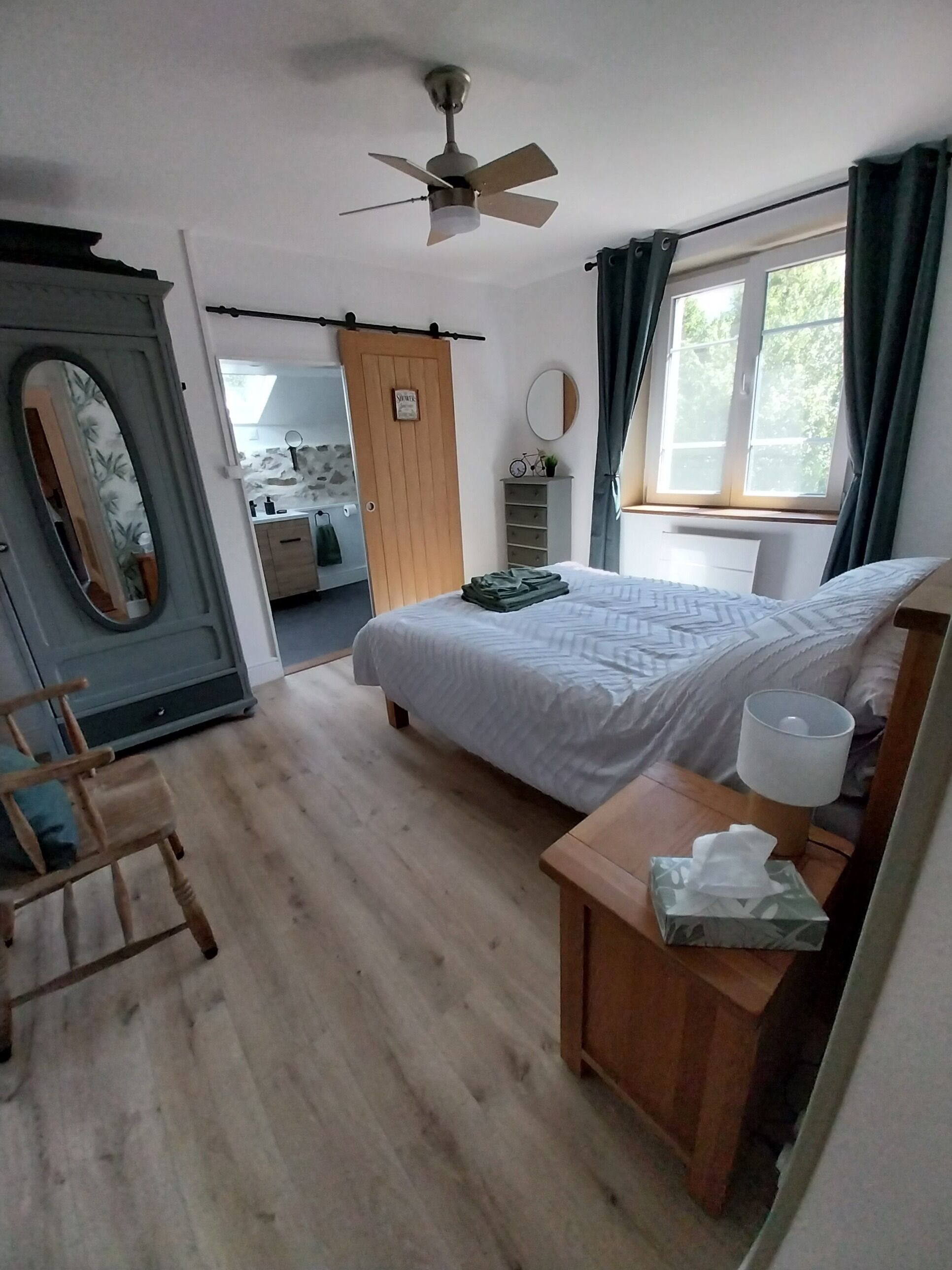 4 chambres, fer et planche à repasser, lit parapluie, Wi-Fi