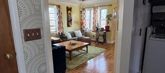 Colorful Quirky 2-bdrm house. Sleeps 6. Private yard. 2 miles from dwtn GR.