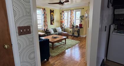 Colorful Quirky 2-bdrm house. Sleeps 6. Private yard. 2 miles from dwtn GR.