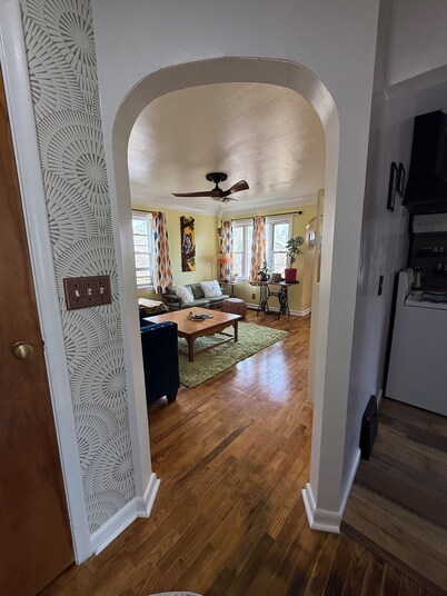 Colorful Quirky 2-bdrm house. Sleeps 6. Private yard. 2 miles from dwtn GR.