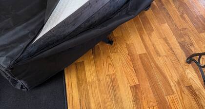 Colorful Quirky 2-bdrm house. Sleeps 6. Private yard. 2 miles from dwtn GR.