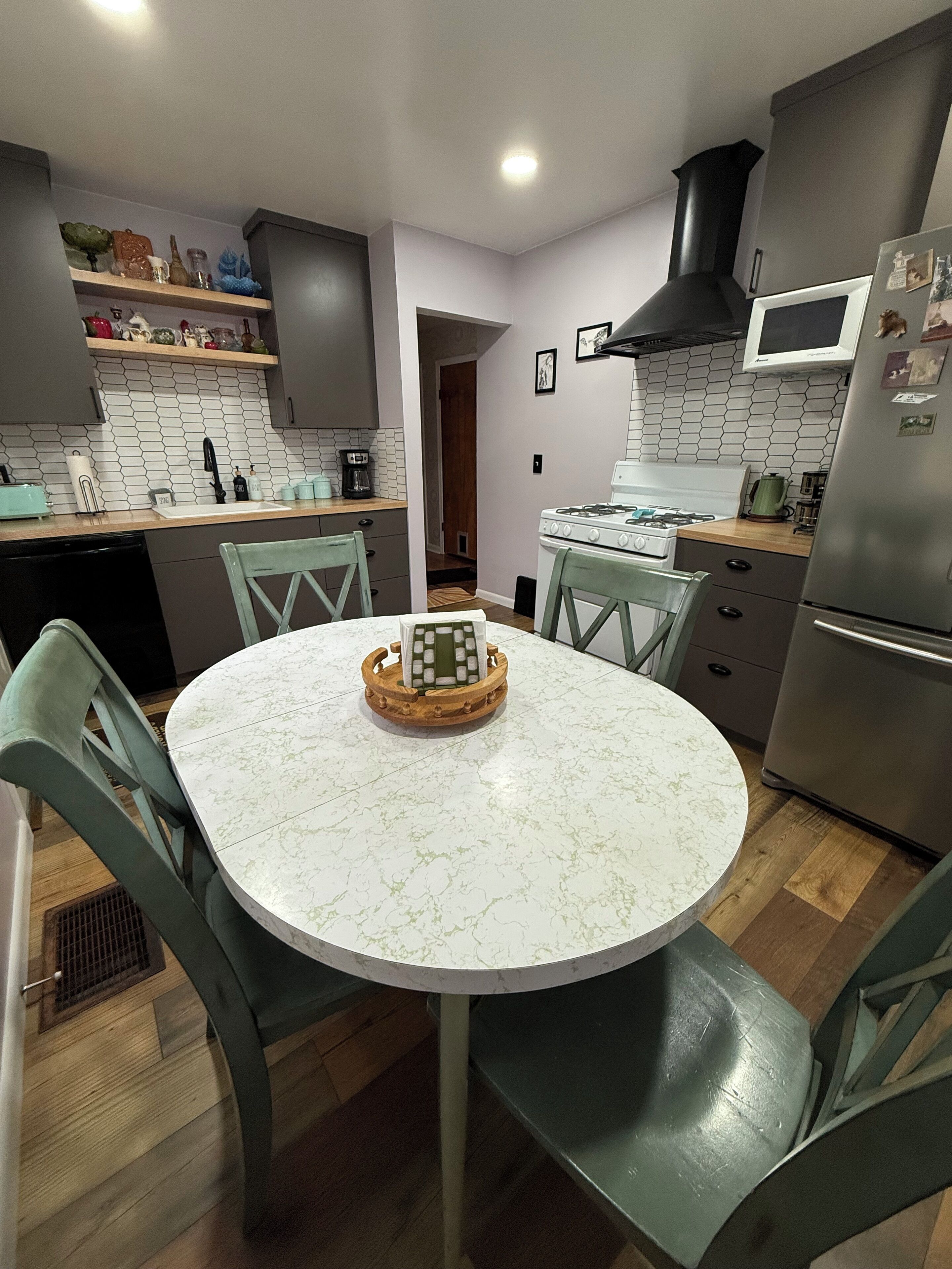 Jääkaappi, mikroaaltouuni, uuni, liesi