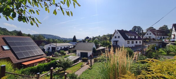 A residential area with houses, solar panels, and a clear sky. - Cozy and quiet vacation apartment with a private garden in beautiful Thuringia (Schmalkalden)