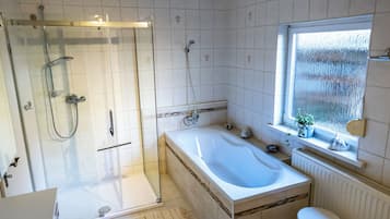 Haartrockner, Handtücher, Seife, Toilettenpapier