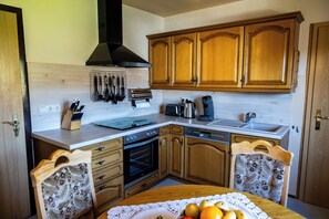 Kjøleskap, mikrobølgeovn, kokeplater og oppvaskmaskin