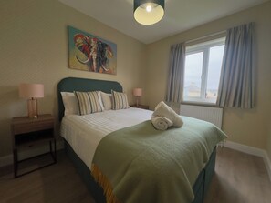 House | 4 bedrooms, free WiFi, bed sheets - House Sleeps 10-garden-parking-nearbarryisland (Barry)