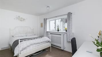 4 Schlafzimmer, Schreibtisch, Bügeleisen/Bügelbrett, WLAN