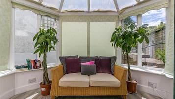 Una Smart TV, una impresora