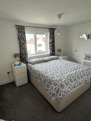 4 bedrooms, desk, iron/ironing board, WiFi