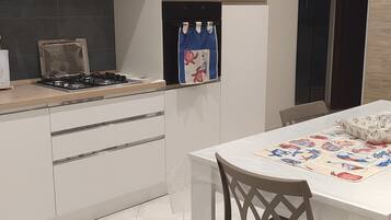 Frigorifero, forno, piano cottura, tostapane