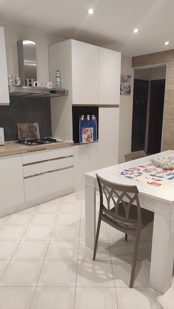 Kühlschrank, Ofen, Herdplatte, Toaster