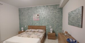 1 chambre, fer et planche à repasser, draps fournis