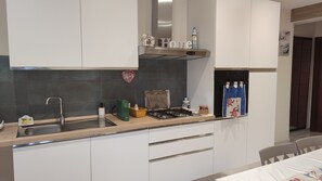 Kühlschrank, Ofen, Herdplatte, Toaster