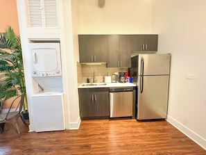 Réfrigérateur, four à micro-ondes, un four, surface de cuisson