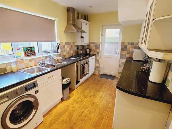 Fridge, microwave, oven, stovetop - Rusper Retreat - Spacious Home Near Gatwick (Crawley)