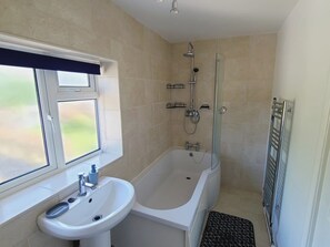 Combined shower/tub, deep soaking tub, towels - Rusper Retreat - Spacious Home Near Gatwick (Crawley)
