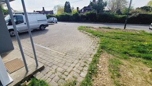 A paved driveway leading to a white van parked in a driveway. - Rusper Retreat - Spacious Home Near Gatwick (Crawley)