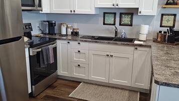 Réfrigérateur, micro-ondes, four, plaque de cuisson