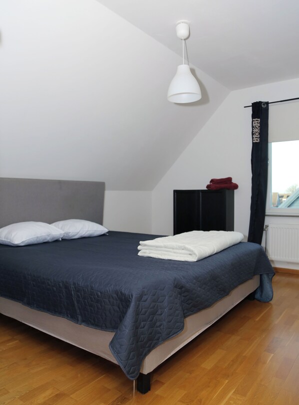 5 bedrooms, iron/ironing board, WiFi, bed sheets